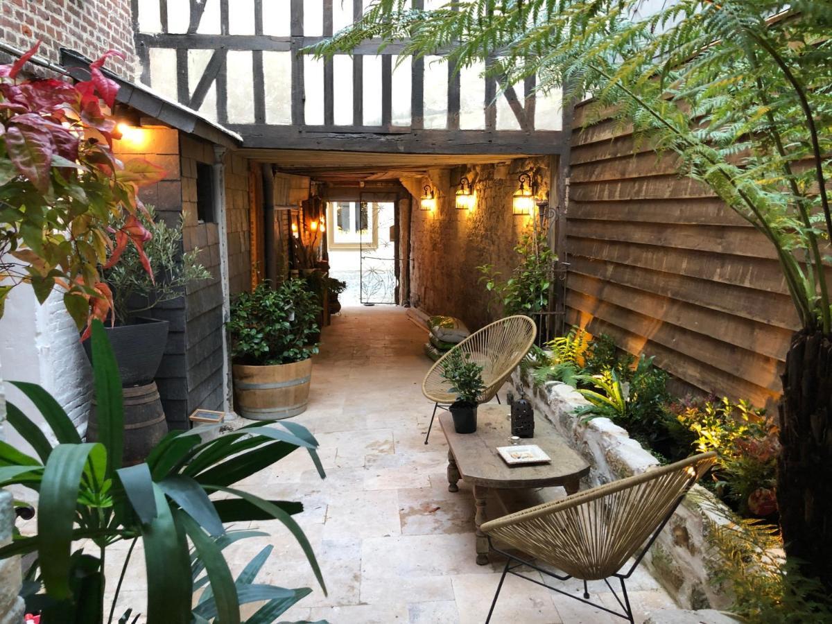 Le Patio / Les Suites Romantiques Du Grenier A Sel Honfleur Exterior foto