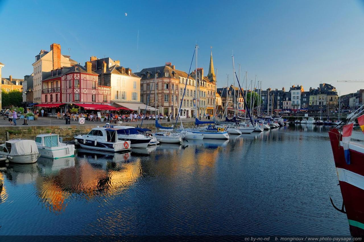 Le Patio / Les Suites Romantiques Du Grenier A Sel Honfleur Exterior foto