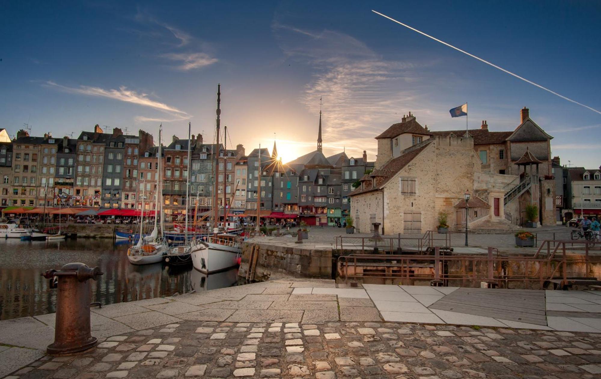 Le Patio / Les Suites Romantiques Du Grenier A Sel Honfleur Exterior foto